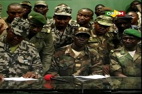 Un grupo de militares golpistas anuncia el toque de queda en una televisin maliense. | Afp