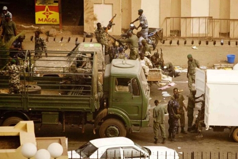 Soldados amotinados ante la sede de la televisin.| Reuters