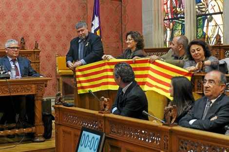 Los nacionalistas desplegaron una senyera catalana en el Consell | Jordi Avell