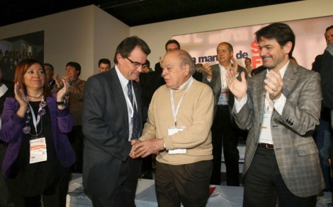 Mas saluda a Jordi Pujol, en presencia de su hijo, nuevo secretario general. | J. Antonio