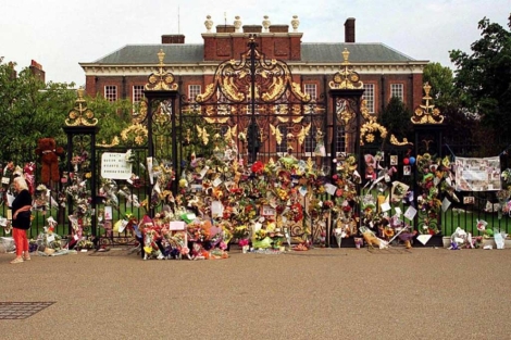 Palacio de Kensigton con recuerdos a Diana tras su muerte.