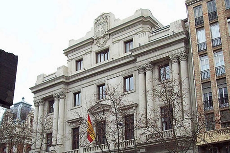 Fachada del Instituto Geolgico con el escudo preconstitucional (arriba).