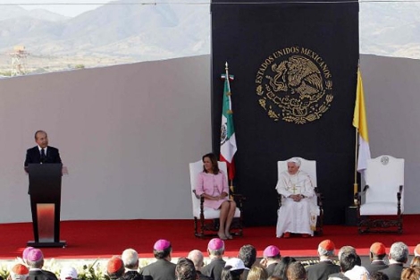 Benedicto XVI, recibido en Mexico por el presidente Caldern y su esposa. | Efe