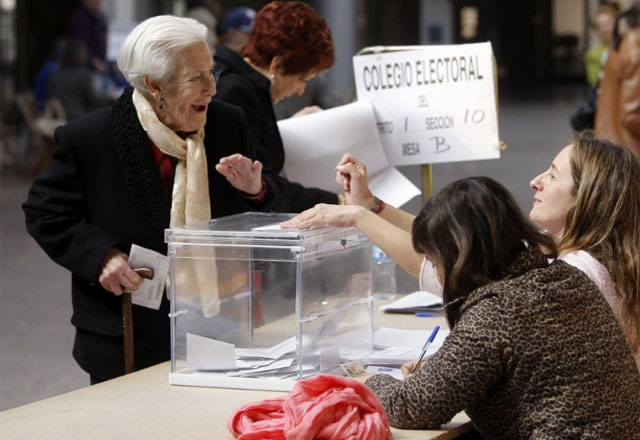Una anciana vota en un colegio de Oviedo. | Efe