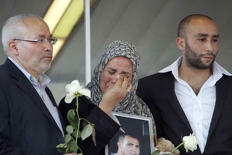 La madre de uno de los paracaidistas asesinados llora durante una marcha por su hijo. | Afp