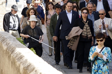 Dilma Rousseff (a la derecha), mezclada con un grupo de turistas en la Alhambra. | Efe
