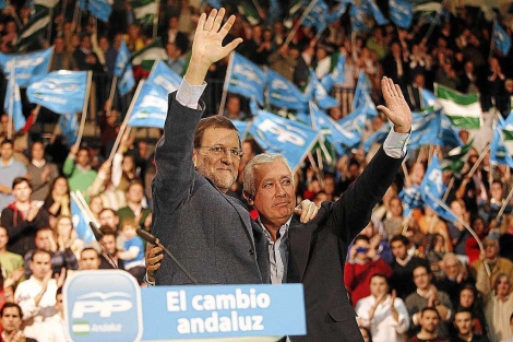 Mariano Rajoy, con Javier Arenas, en un mitin en Málaga el pasado día 10. | Efe
