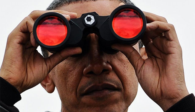 Obama mira a travs de unos prismticos hacia Corea del Norte. | Afp