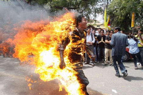 El tibetano en el momento en el que se quem a lo bonzo en Nueva Delhi. | AFP