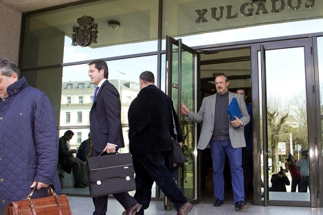El empresario lucense (derecha), saliendo del juzgado de Lugo este martes. | Efe