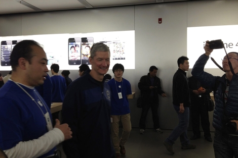 El consejero delegado de Apple, Tim Cook, en una Apple Store de Pekn. | Reuters