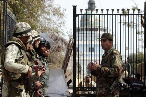 Soldados egipcios tras un enfrentamiento con forofos de ftbol el 25 de marzo.| Reuters