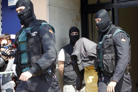 La Guardia Civil escolta al detenido tras registrar su piso en Valencia. | Jos Cullar