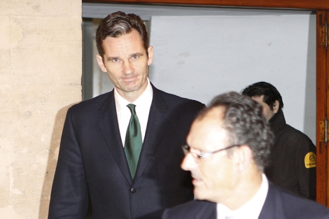 Iñaki Urdangarin, a la salida de los juzgados de Palma tras declarar. | Jordi Avellà