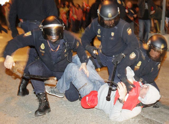 Tres policas reducen a un piquete en la entrada de Mercazaragoza. | Efe/Javier Cebollada