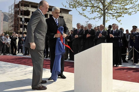 El Rey y el alcalde de Mostar, Ljubo Beslic, descubren una placa en la Plaza de Espaa. | Srdjan Zivulovic