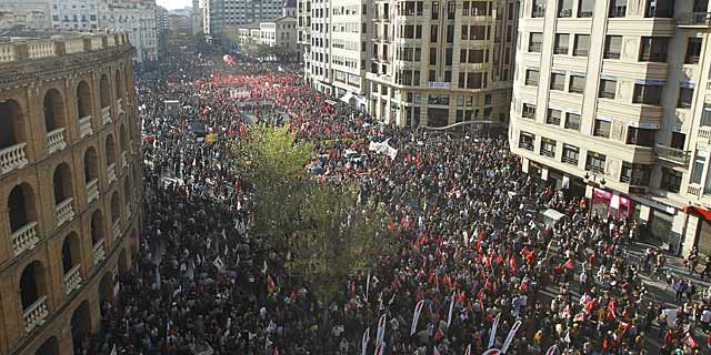 Miles de manifestantes circulan por la calle Xtiva. | Efe