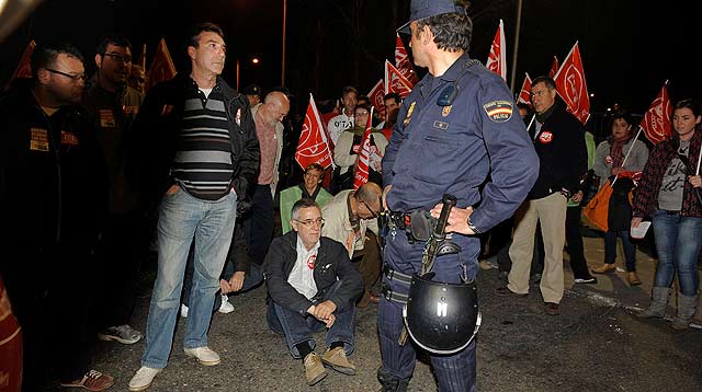 Los líderes sindicales en la entrada de la factoría Michelin de Valladolid. | Ical