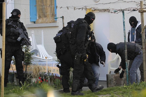 Fuerzas especiales francesas revisan la casa de un detenido en Nantes. | Reuters