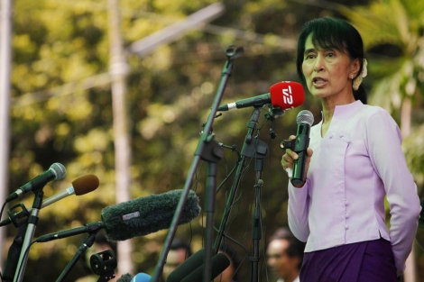 Aung San Suu Kyi se dirige a sus simpatizantes en Rangn. | Reuters
