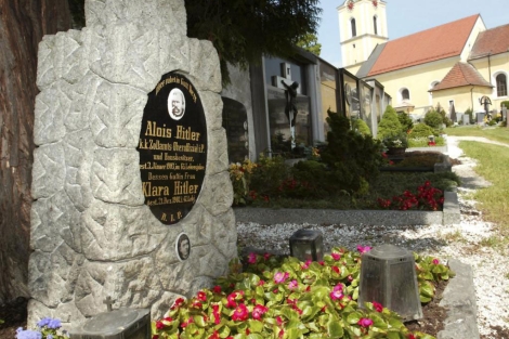 La lpida de los padres de Hitler en el pueblo austriaco de Leonding. | Reuters