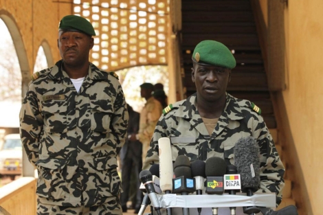 El jefe de la Junta Militar maliense, Amadou Sanogo (dcha.), habla con la prensa. | Reuters
