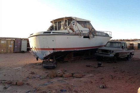 El barco, varado en el desierto de la Hamada argelina. | M.C.