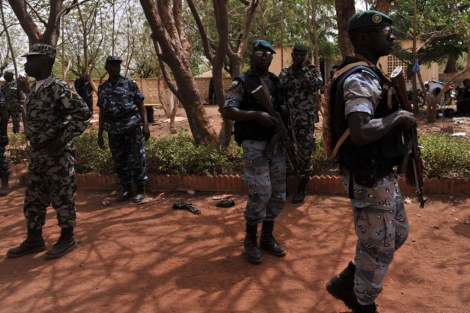 Soldados malienses vigilan la sede de la Junta Militar que gobierna el país tras el Golpe. | Afp