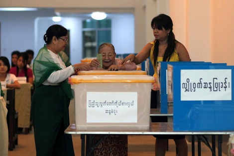Una mujer vota. | Reuters