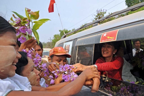 Suu Kyi, en su caravana de partido, recibe el apoyo de sus seguidores. | Afp