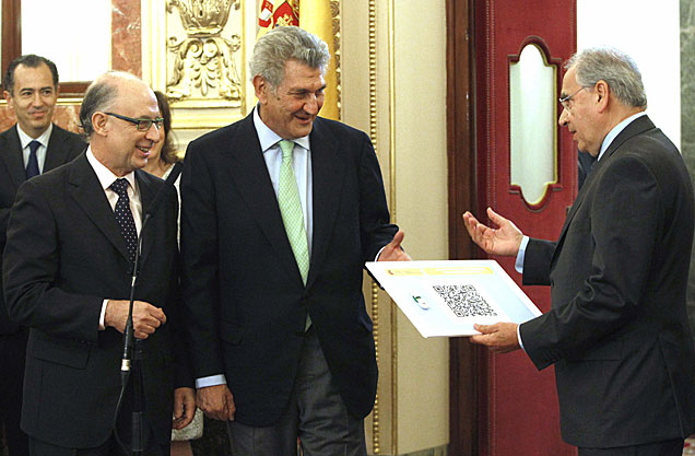 El ministro entrega el presupuesto a Alfonso Guerra, presidente de la comisin del Congreso. | Efe
