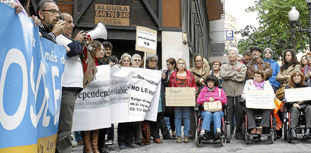Protesta por los recortes para la Ley de Dependencia en Alicante. | R. Pérez