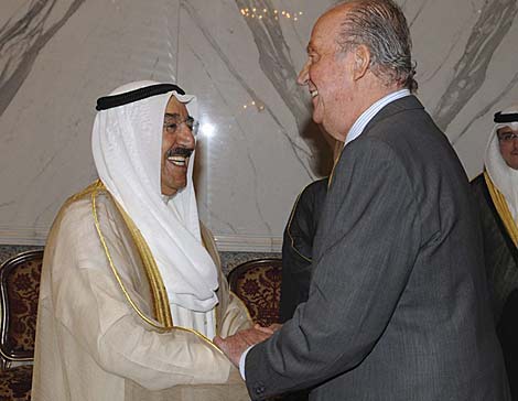 El Rey, junto al emir de Kuwait, el jeque Sabah al Ahmad al Sabah. | Efe