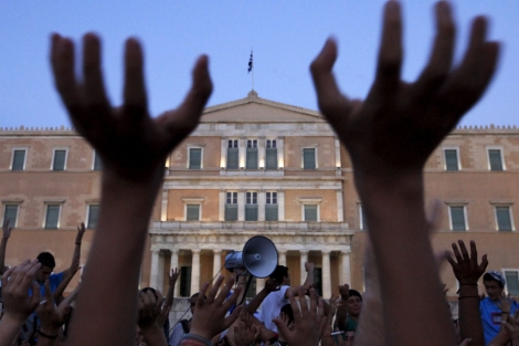 Indignados griegos alzan sus manos en la plaza Sintagma en Atenas. | P.R.