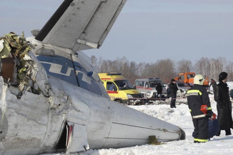 Los esquipos de emergencia, junto a la aeronave siniestrada en Siberia. | Reuters
