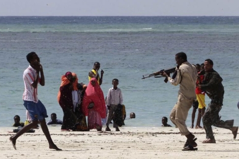 Un polica somal arresta a un sospechoso de Al Qaeda. | Reuters