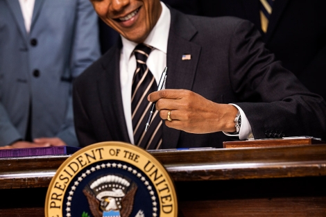 Obama, presidente de EEUU, antes de firmar una ley. | Afp
