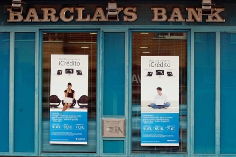 Fachada de una oficina del Barclays en Madrid. | Diego Sinova