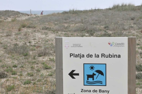 Un cartel avisa de que esa zona es apta para paseos caninos. | Efe