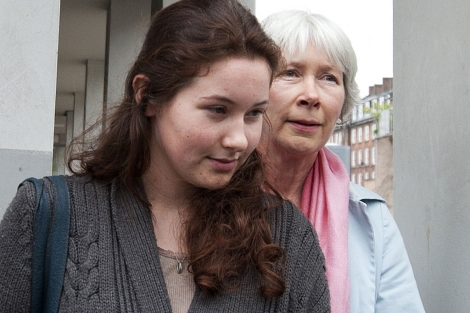 Luara Jonhson, junto a su madre a la salida del tribunal. | Afp