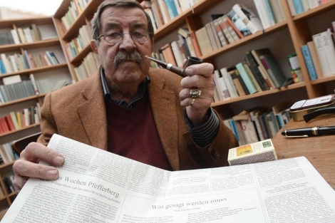 Grass, con el diario alemn en que public el polmico poema. | Afp