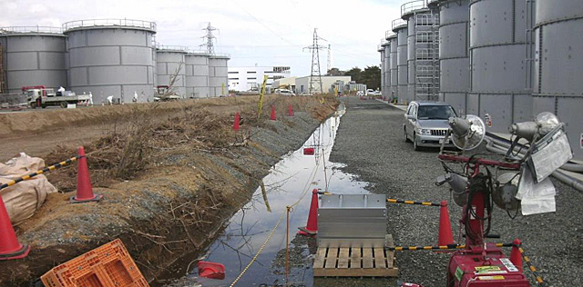 Medicin de la contaminacin del agua en el exterior de la planta nuclear de Fukushima. | Efe