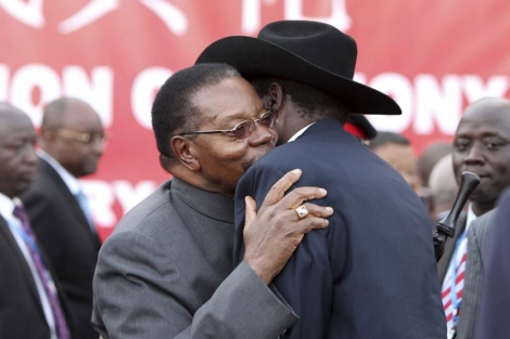 El presidente Mutharika abraza a su homlogo sudans, Salva Kir. | Reuters
