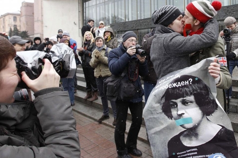 Dos activistas se besan durante el acto de protesta. | Reuters