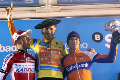 Samuel Snchez, de amarillo, flanqueado en el podio por 'Purito' y Mollema. | Efe