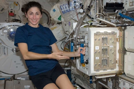 La astronauta Nicolle Stott junto al módulo en el que viajaron los ratones. | NASA