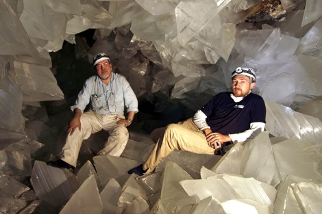 Los investigadores Garca-Ruiz y Van Driessche, en la cueva almeriense de Pulp. | Javier Trueba