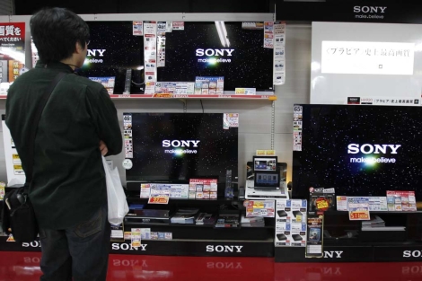 Una tienda con televisores Sony en Tokio. | Reuters