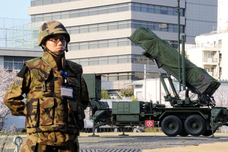 Un soldado monta guardia ante los misiles desplegados en Tokio. | Afp