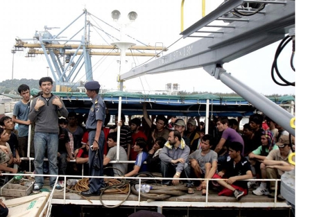 Los inmigrantes afganos e iranes rescatados negocian con la polica indonesia. | Afp